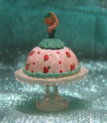 DE83 - Doll Cake (White and Jade) - on stand
